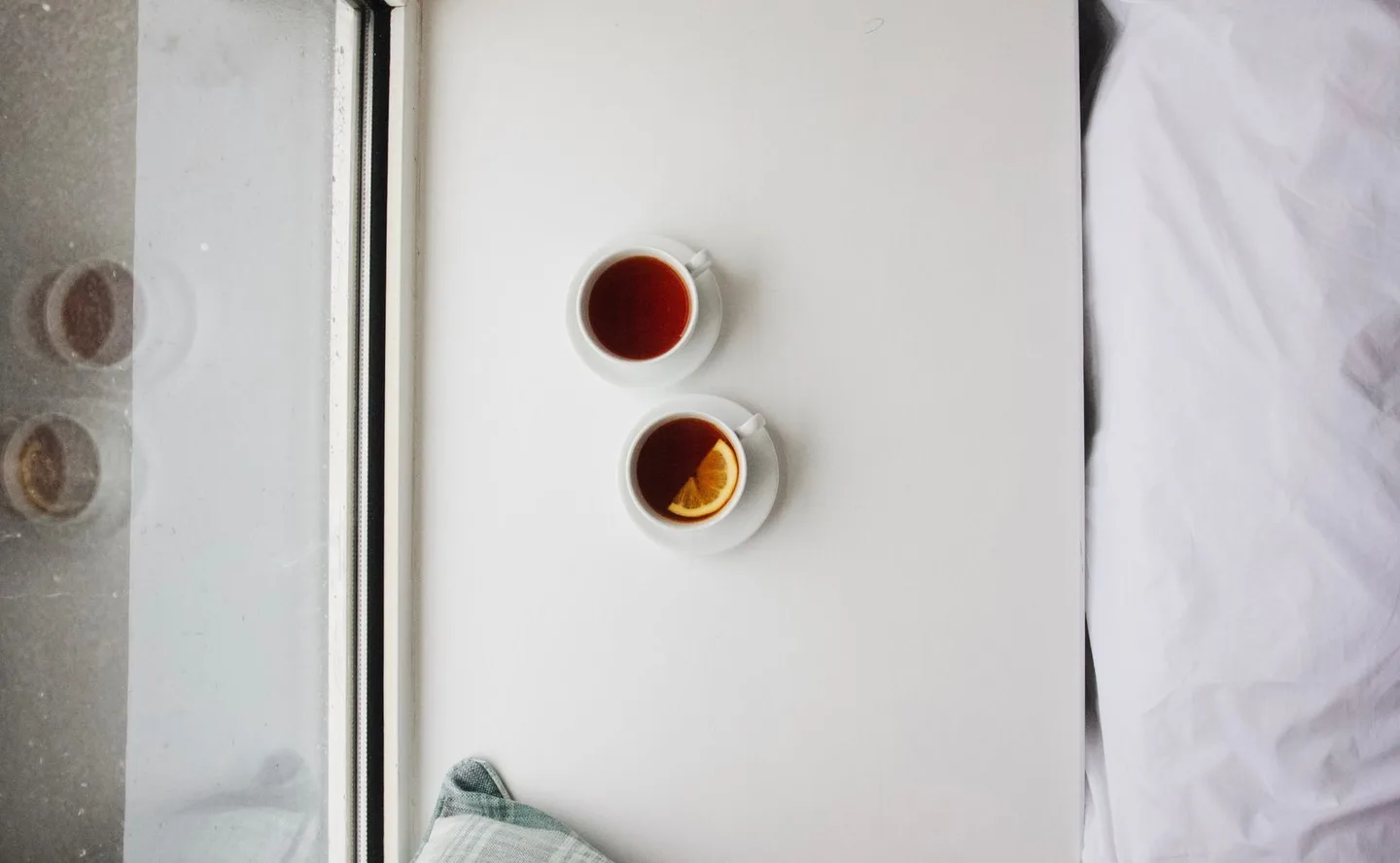 Two cups of tea, one with lemon